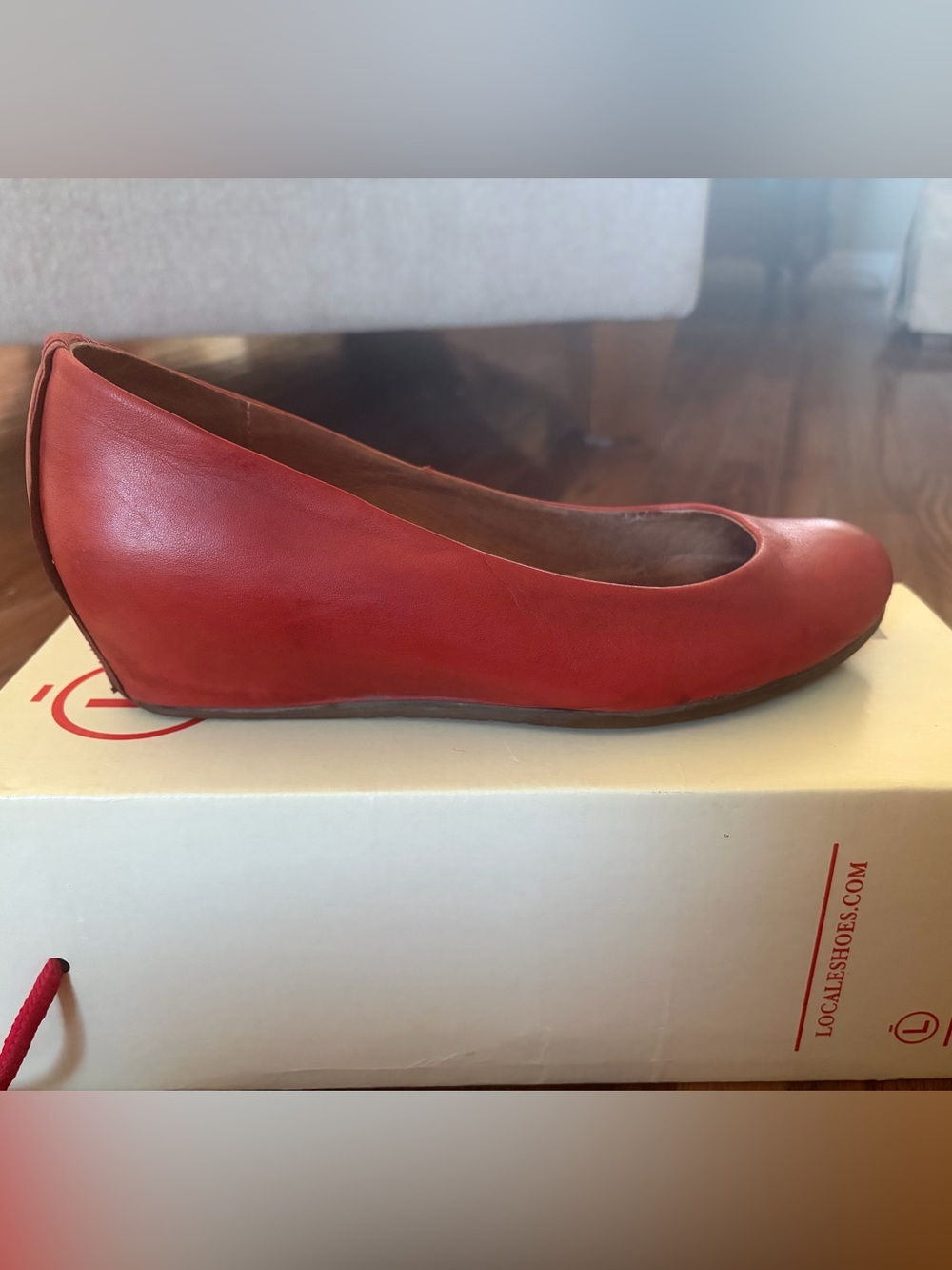 LOCALE WOMEN’S RED WEDGE SHOE